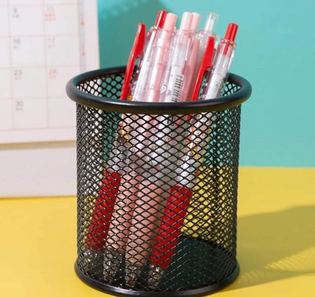 مقلمة وحامل ادوات واكسسوارات الميك اب معدن لون اسود فقط