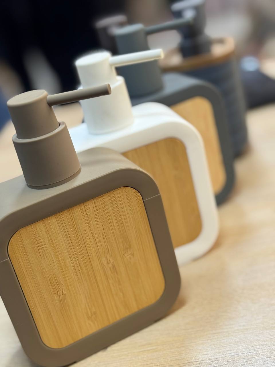 ديسبنسر شاور جيل لتنظيم الحمام بشكل عملي وسهل الاستخدام