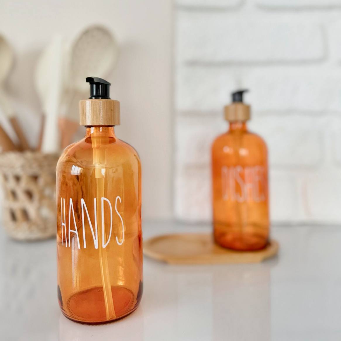 طقم شاور دسبنسر 2*1 زجاج عسلي مزود بحامل خشب