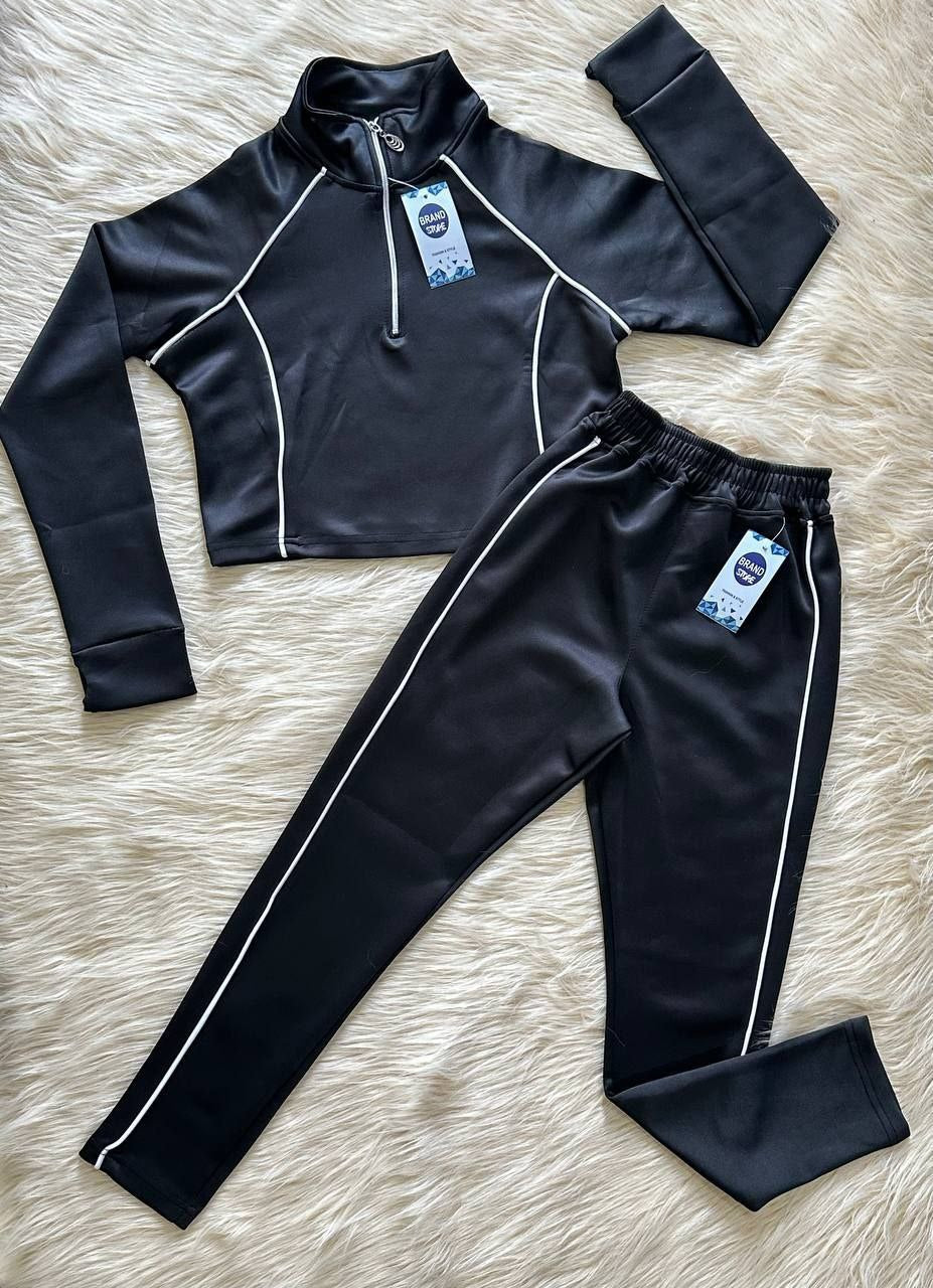 طقم رياضي نسائي -- توب قصير بأكمام طويلة وسوستة + بنطلون بخطوط جانبية بدلة مريحة ومناسبة للتمارين