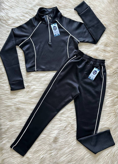 طقم رياضي نسائي -- توب قصير بأكمام طويلة وسوستة + بنطلون بخطوط جانبية بدلة مريحة ومناسبة للتمارين