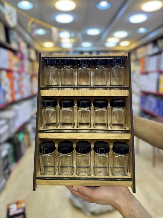 طقم برطمانات التوابل الزجاجية هذا يتضمن 15 برطمانًا مزودًا بأغطية للرش