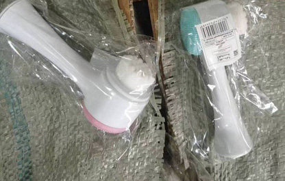 فرشاة الوجه 2 في 1 تجمع بين التنظيف العميق والتقشير الفعال بفضل شعيراتها الناعمة التي تزيل الأوساخ والمكياج بلطف دون إلحاق الضرر بالبشرة. .