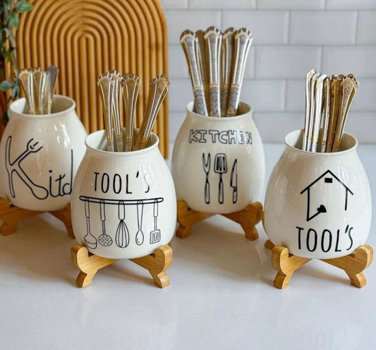 صفاية معالق وشوك بورسلين على حامل خشب بامبو