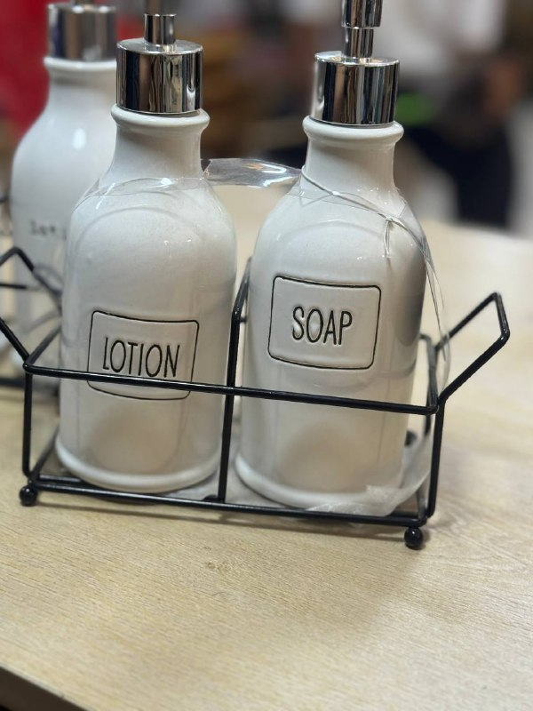 طقم موزع صابون سائل وغسول البورسلين مع حامل معدني، أبيض، تصميم متموج