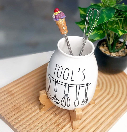 صفاية معالق وشوك بورسلين على حامل خشب بامبو