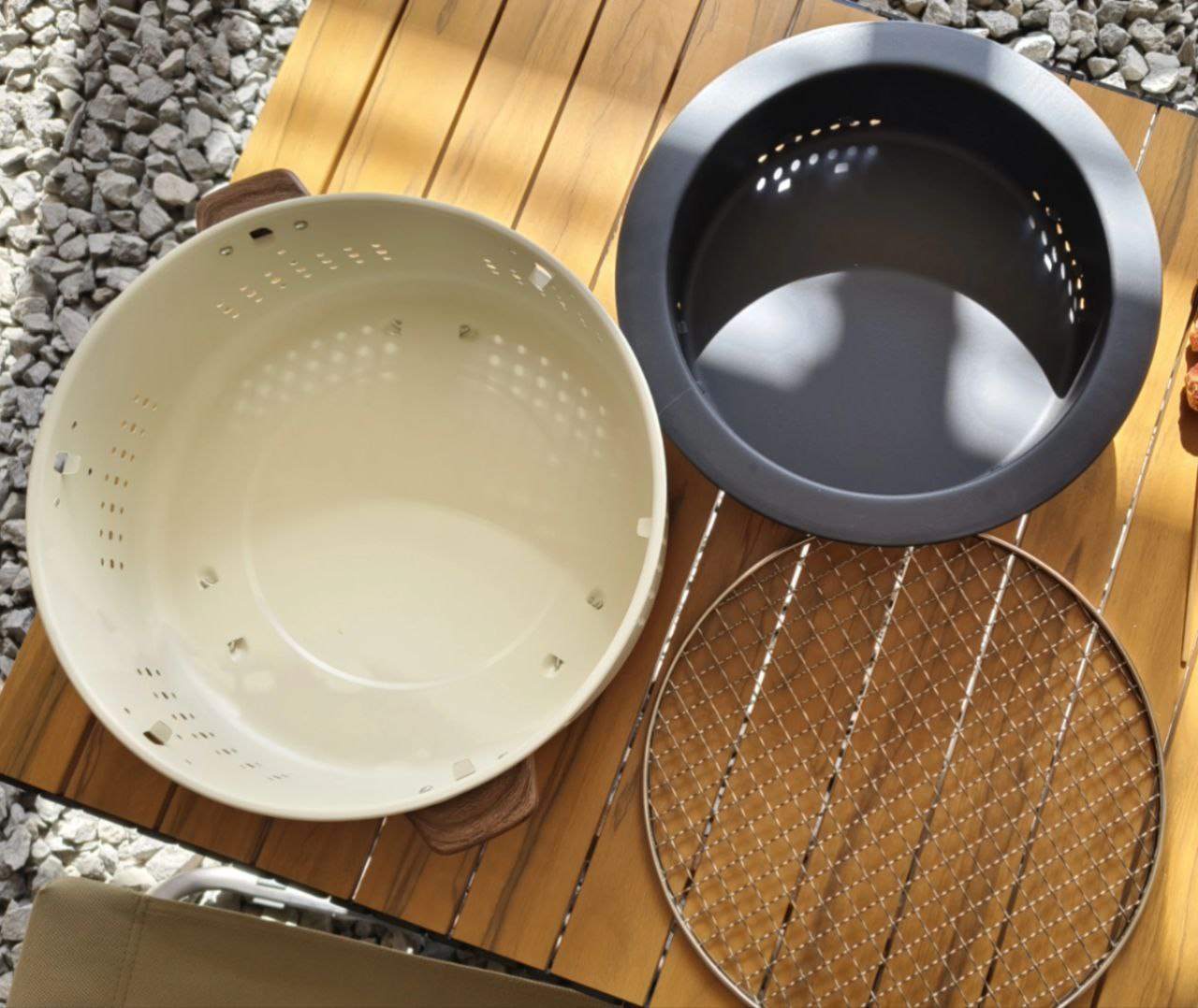 شواية فحم محمولة تجمع بين المتانة والعملية، مثالية للاستخدام المنزلي والتخييم. تصميمها الخفيف الوزن يسهل حملها في الرحلات،