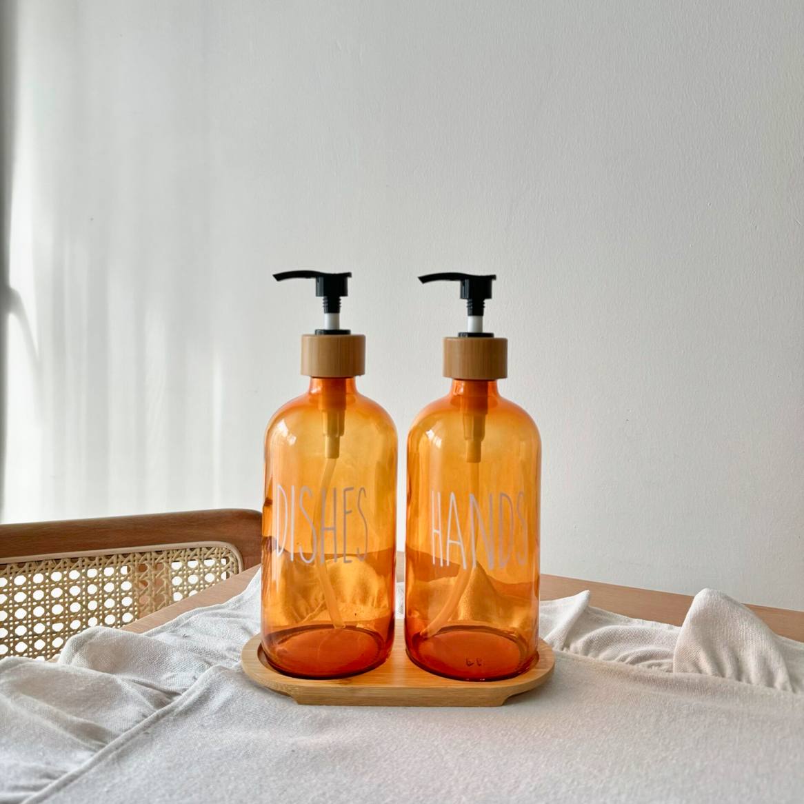 طقم شاور دسبنسر 2*1 زجاج عسلي مزود بحامل خشب