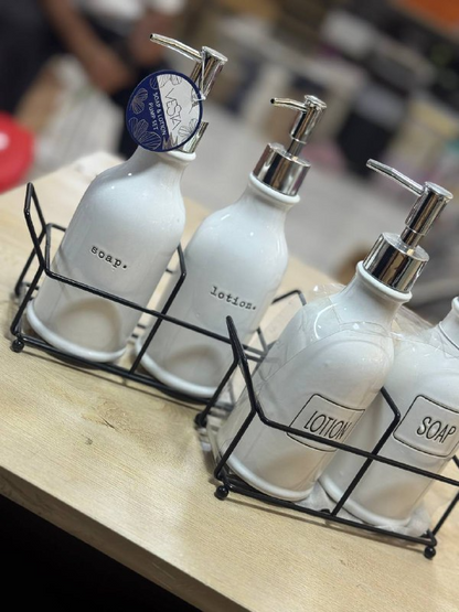 طقم موزع صابون سائل وغسول البورسلين مع حامل معدني، أبيض، تصميم متموج