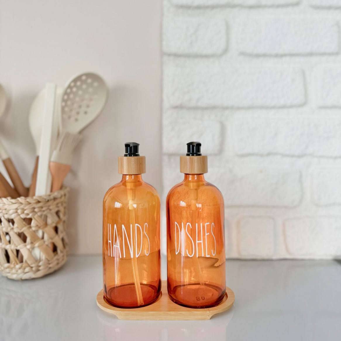 طقم شاور دسبنسر 2*1 زجاج عسلي مزود بحامل خشب