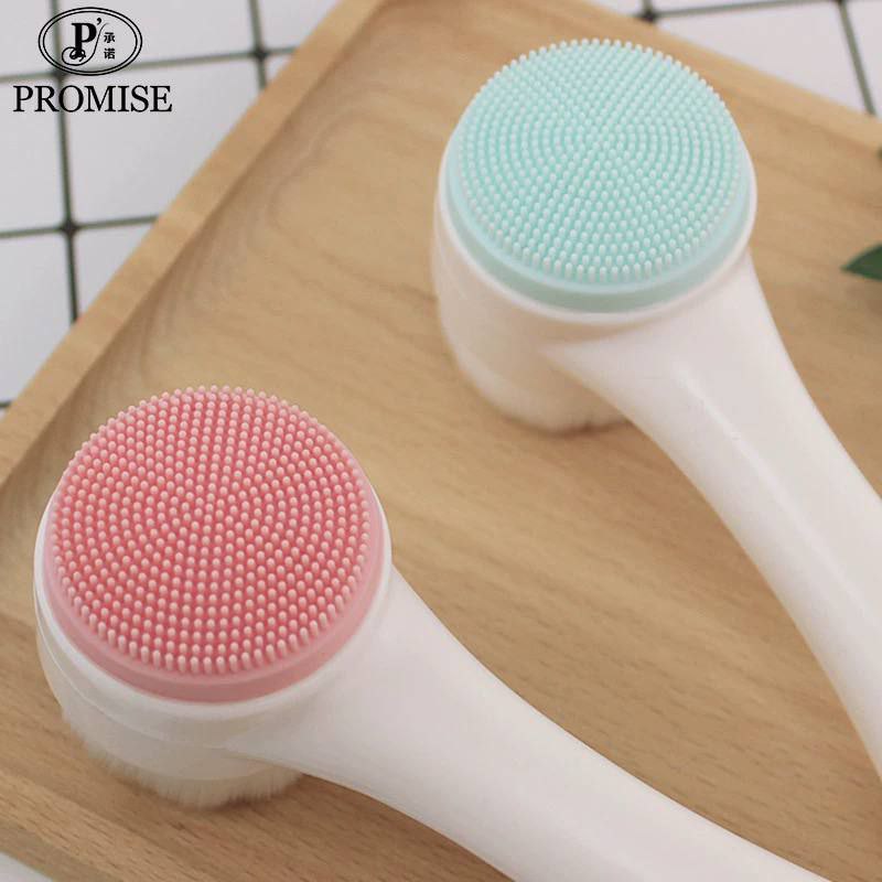 فرشاة الوجه 2 في 1 تجمع بين التنظيف العميق والتقشير الفعال بفضل شعيراتها الناعمة التي تزيل الأوساخ والمكياج بلطف دون إلحاق الضرر بالبشرة. .