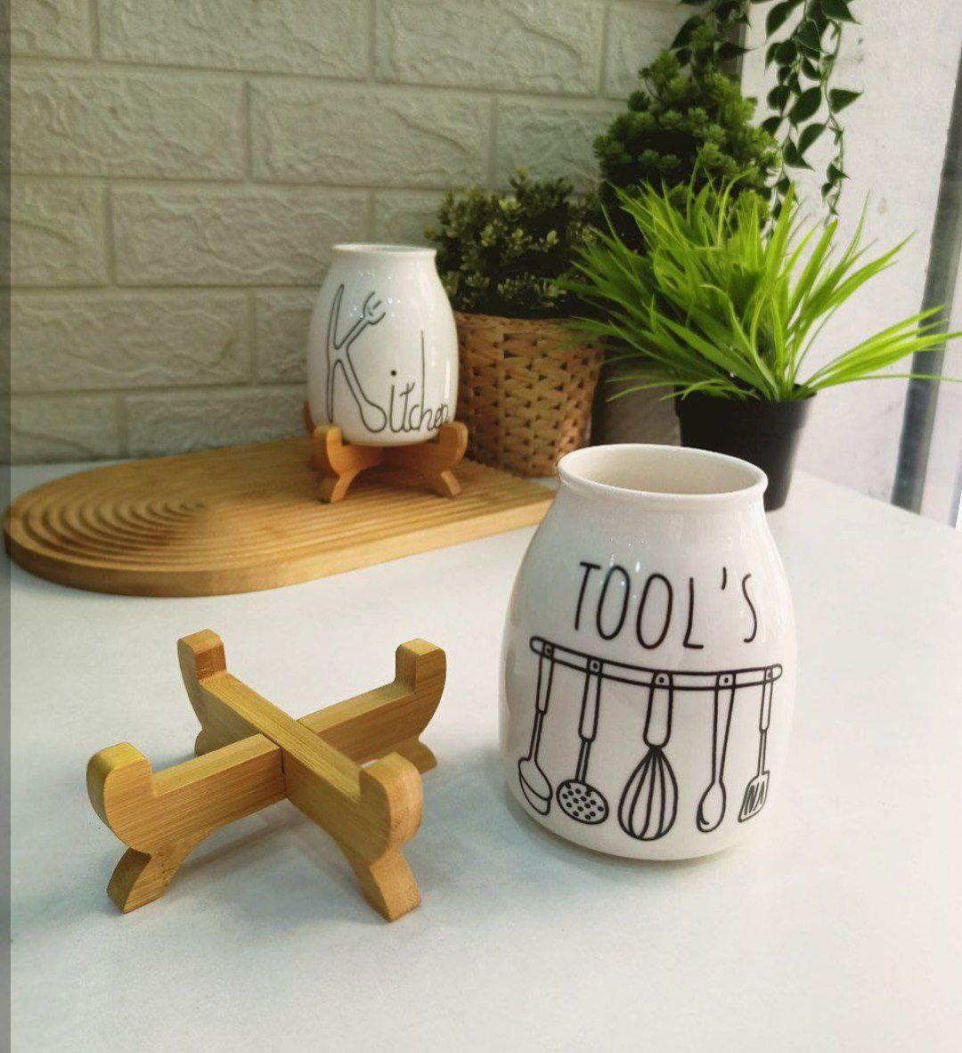 صفاية معالق وشوك بورسلين على حامل خشب بامبو