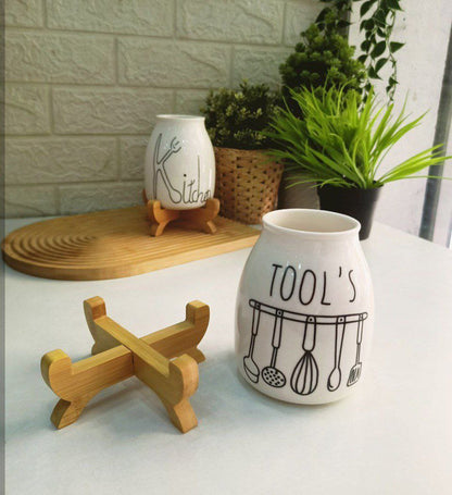 صفاية معالق وشوك بورسلين على حامل خشب بامبو