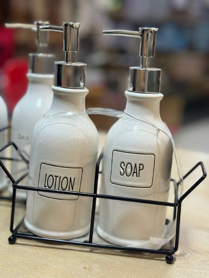 طقم موزع صابون سائل وغسول البورسلين مع حامل معدني، أبيض، تصميم متموج