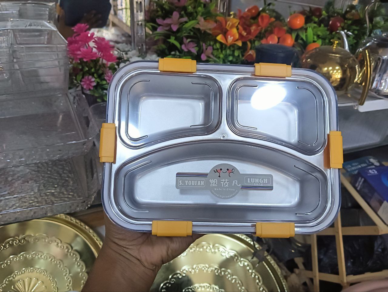 لانش بوكس استلس من الداخل مقسم محكم الغلق مزود بمعلقه استلس + 2 عود طعام&nbsp;&nbsp;استانليس