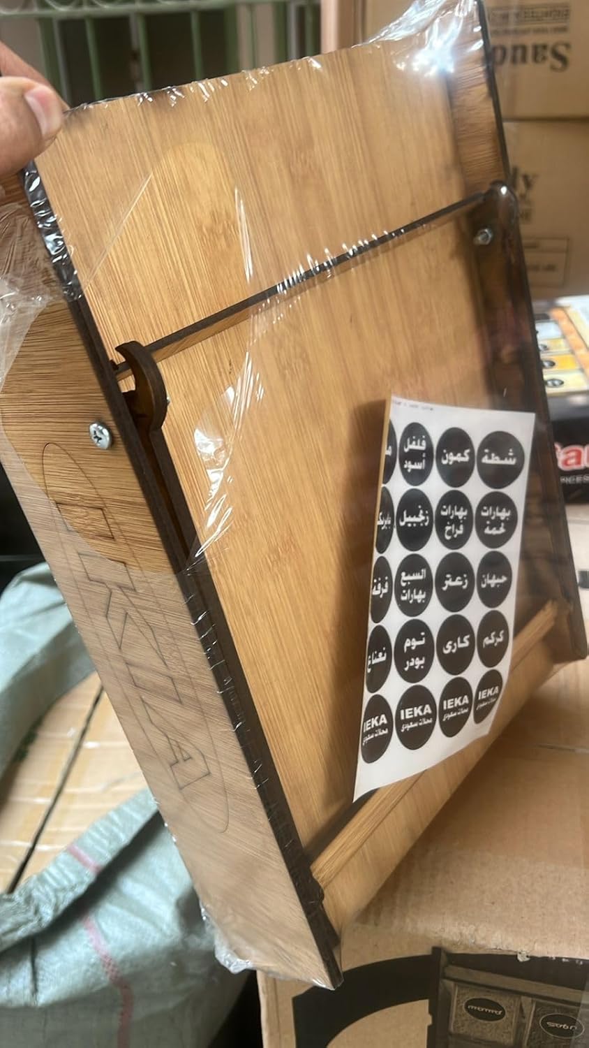 طقم برطمانات التوابل الزجاجية هذا يتضمن 15 برطمانًا مزودًا بأغطية للرش