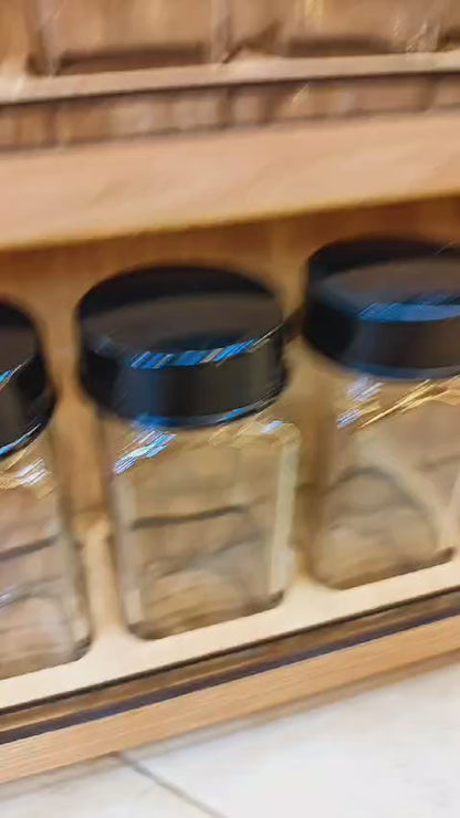 طقم برطمانات التوابل الزجاجية هذا يتضمن 15 برطمانًا مزودًا بأغطية للرش